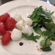 roșiirosii tomate mozzarella ruccola Italia steagul Italiei salata caprese Copyright foto Contactati www.AFACERI.news Roșii rosii Tomate Mozzarella Ruccola Italia Steagul Italiei Salata Caprese Copyright Foto Contactati Www.afaceri.news
