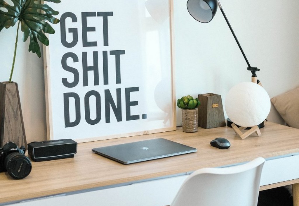 brown-and-white-wooden-desk-with-chair-and-laptop-stockpack-unsplash.jpg brown and white wooden desk with chair and laptop