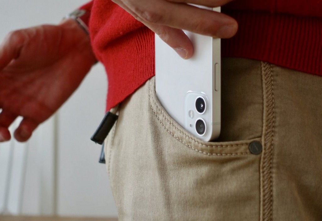 iphone-12-smartphone-pocket-stockpack-pixabay.jpg iphone 12, smartphone, pocket