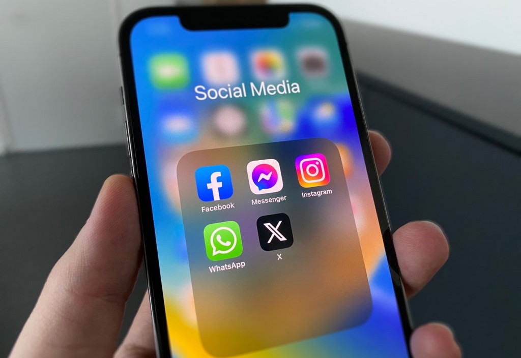 iPhone displays Social Media App-Icons