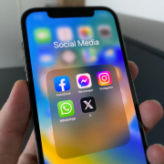iPhone displays Social Media App-Icons