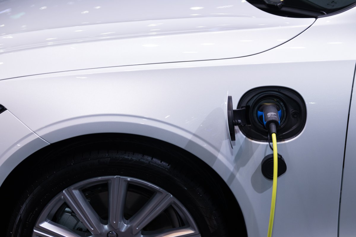 white-car-charging-stockpack-pexels.jpg White car charging