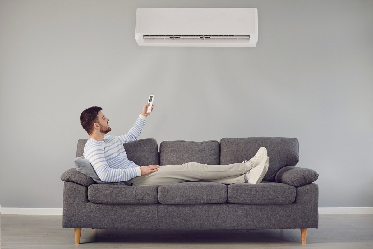 air-conditioner-man-sofa-stockpack-pixabay.jpg air conditioner, man, sofa