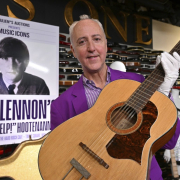 Image 2024 05 30 27174242 0 Directorul Executiv Casei Licitatii Julien Auctions Martin Nolan Prezinta Chitara Pierduta Lui John Lennon Vanduta Aproape 3 Milioane Dolari