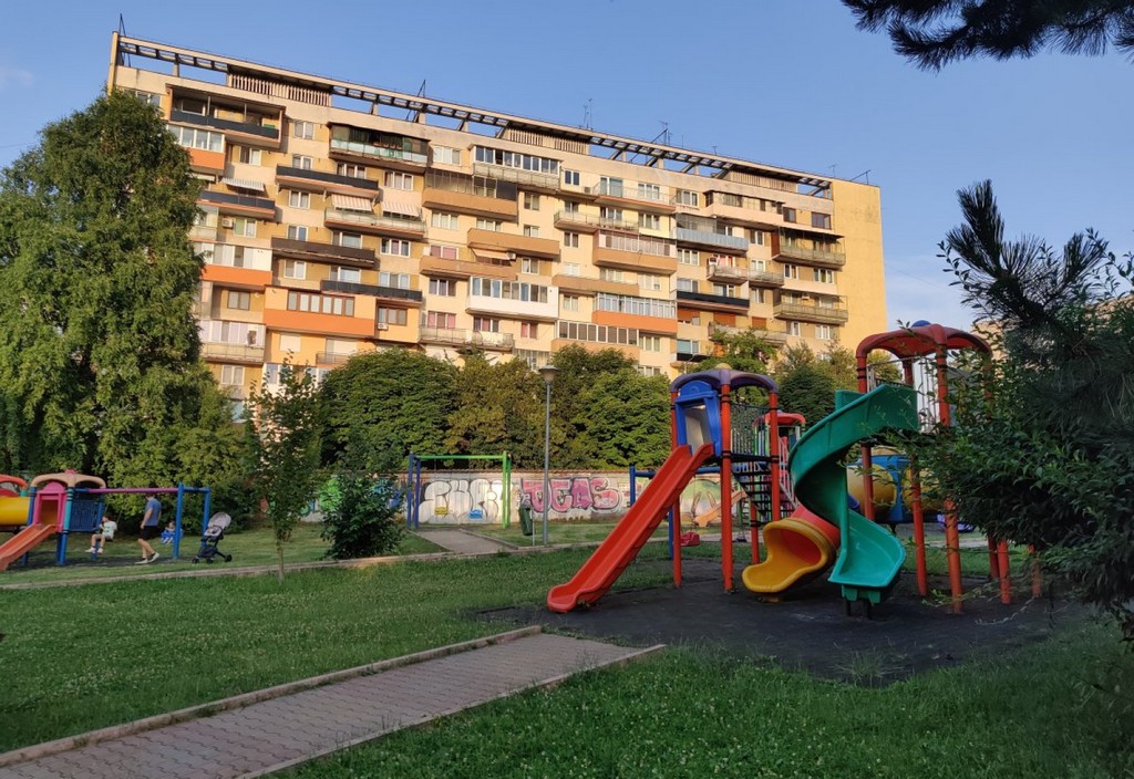 bloc vechi apartamente loc de joaca Copyright foto Contactati www.AFACERI.news Bloc Vechi Apartamente Loc De Joaca Copyright Foto Contactati Www.afaceri.news