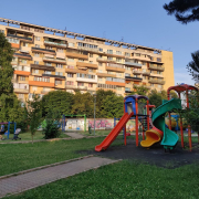 Bloc Vechi Apartamente Loc De Joaca Copyright Foto Contactati Www.afaceri.news