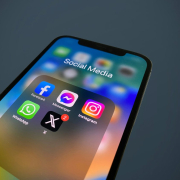 iPhone displays Social Media App-Icons