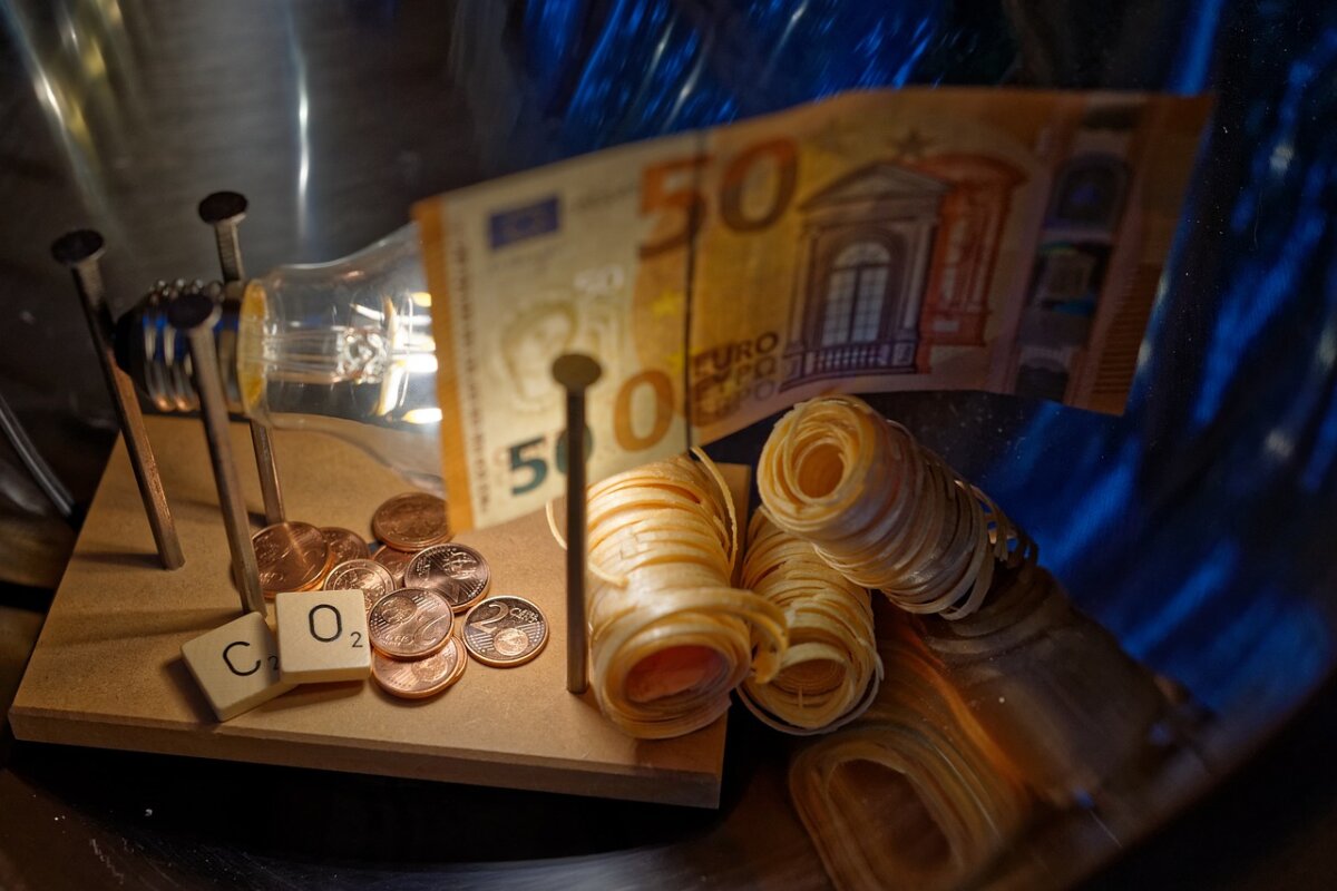 coins-lightbulb-co2-stockpack-pixabay.jpg coins, lightbulb, co2