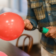 faceless-ethnic-guy-using-manual-air-inflator-while-blowing-balloons-at-home-stockpack-pexels.jpg inflation inflatie Faceless ethnic guy using manual air inflator while blowing balloons at home