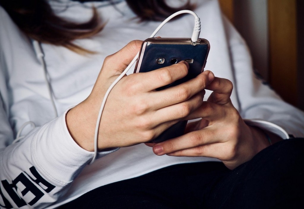 woman-mobile-phone-listening-to-music-stockpack-pixabay.jpg woman, mobile phone, listening to music
