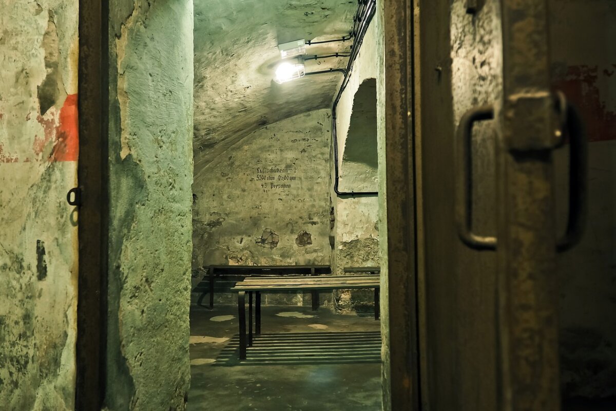 bunker-air-raid-shelter-world-war-stockpack-pixabay.jpg bunker, air-raid shelter, world war