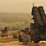 1200px-U-s-service-members-stand-by-a-patriot-missile-battery-in-gaziantep-turkey