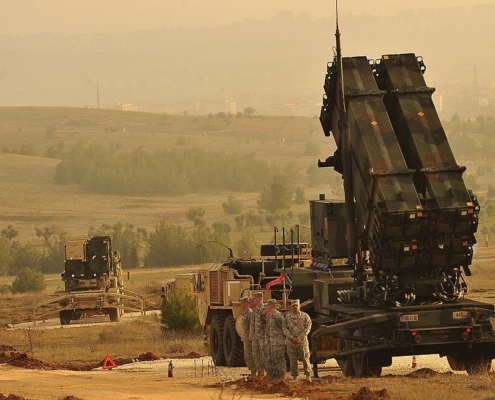 1200px-U-s-service-members-stand-by-a-patriot-missile-battery-in-gaziantep-turkey