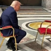 Trump si scaunul