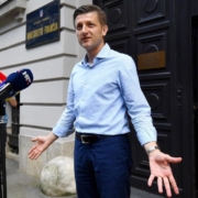 Zdravko Marić u fotografijama: od prvih početaka, sjednica Vlade, ljetovanja do bicepsa s kojim je postao hit na internetu