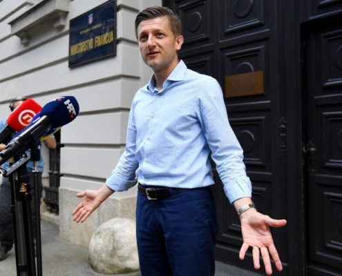Zdravko Marić u fotografijama: od prvih početaka, sjednica Vlade, ljetovanja do bicepsa s kojim je postao hit na internetu