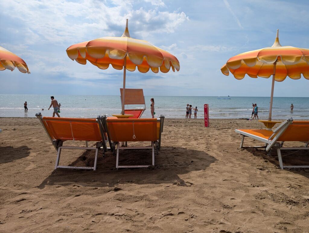 Caorle plajă mare Italia Veneto Copyright foto www.AFACERI.news, iulie 2025