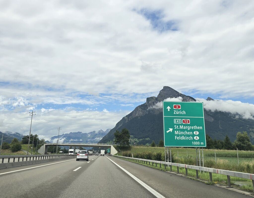 Elveția Alpi Zurich autostrada munti Copyright foto Contactati www.afaceri.news