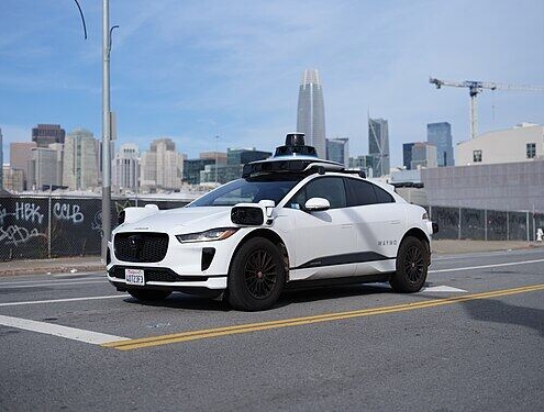 Waymo_Jaguar_I-Pace_in_San_Francisco_2023_dllu