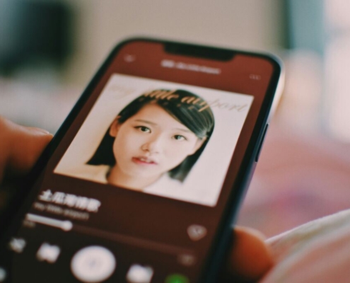 a-person-holding-a-cell-phone-with-a-picture-of-a-woman-on-it-stockpack-unsplash.jpg