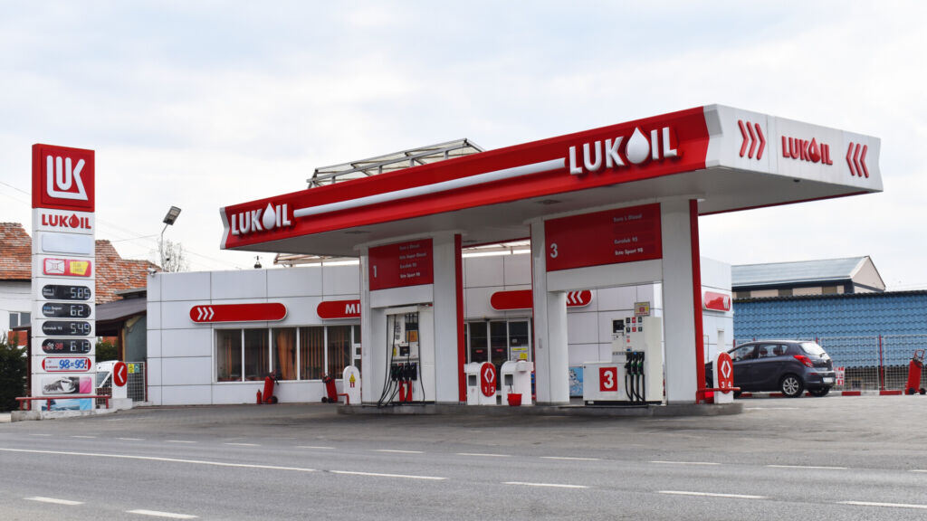 O altă companie intră în cursa pentru achiziționarea activelor companiei Lukoil din România