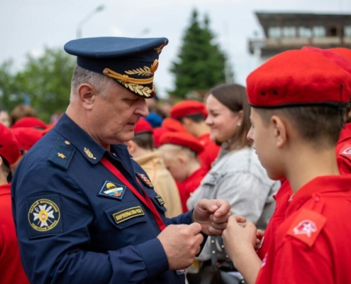 military-man-talking-to-students-stockpack-pexels.jpg Military man talking to students