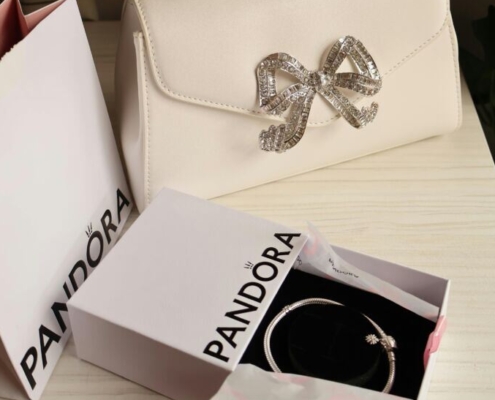 elegant-white-handbag-with-pandora-jewelry-stockpack-pexels.jpg Elegant white handbag with pandora jewelry