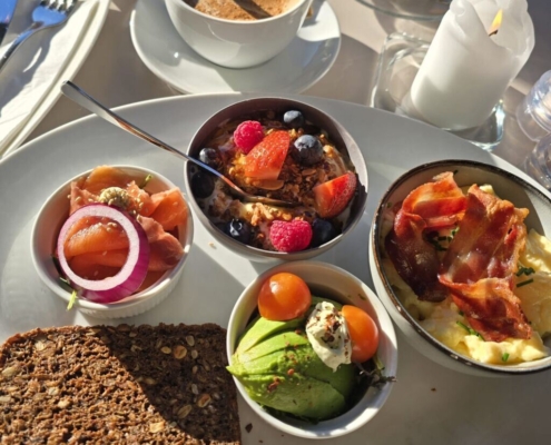 mic dejun breakfast avocado somon bacon omleta copyright foto contactati afaceri.news