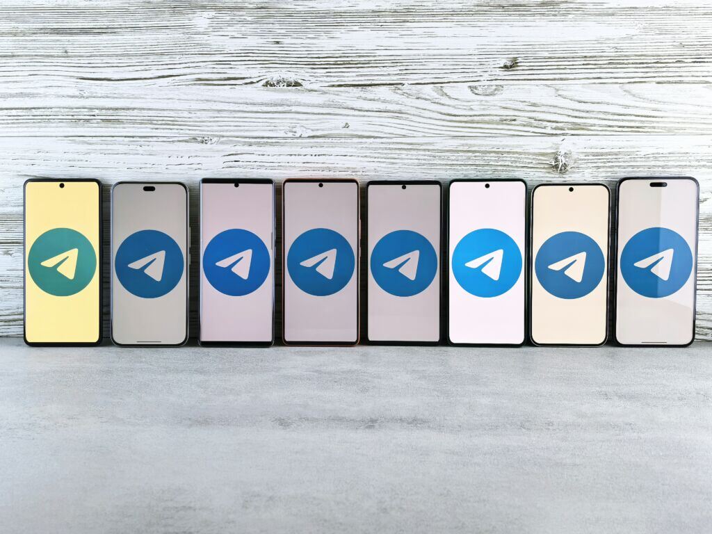 seven-smartphones-with-telegram-logos-in-a-row-stockpack-unsplash.jpg