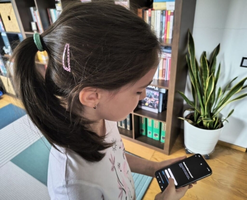 smartphone retele sociale, telefon social media copii copil Copyright foto Contactati AFACERI.news