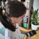 smartphone retele sociale, telefon social media copii copil Copyright foto Contactati AFACERI.news