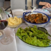 friptura Paste masa festiva sarbatori pascale vin rosu piure Copyright foto AFACERI.news