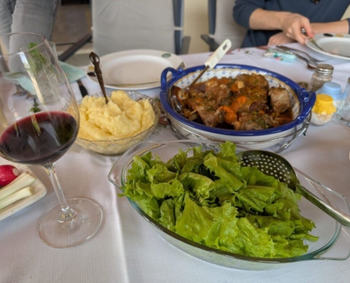 friptura Paste masa festiva sarbatori pascale vin rosu piure Copyright foto AFACERI.news