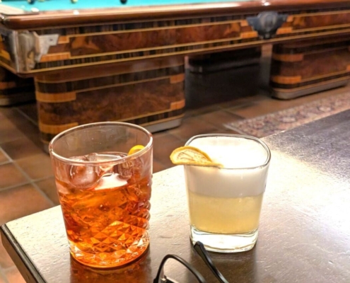 negroni whisky sour cocktail biliard alcool Copyright foto Contactati AFACERI.news negroni whisky sour cocktail biliard alcool
